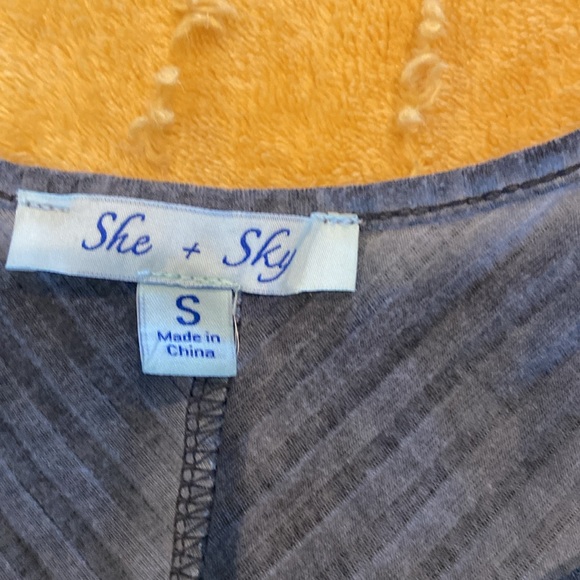 Top. - Picture 3 of 4